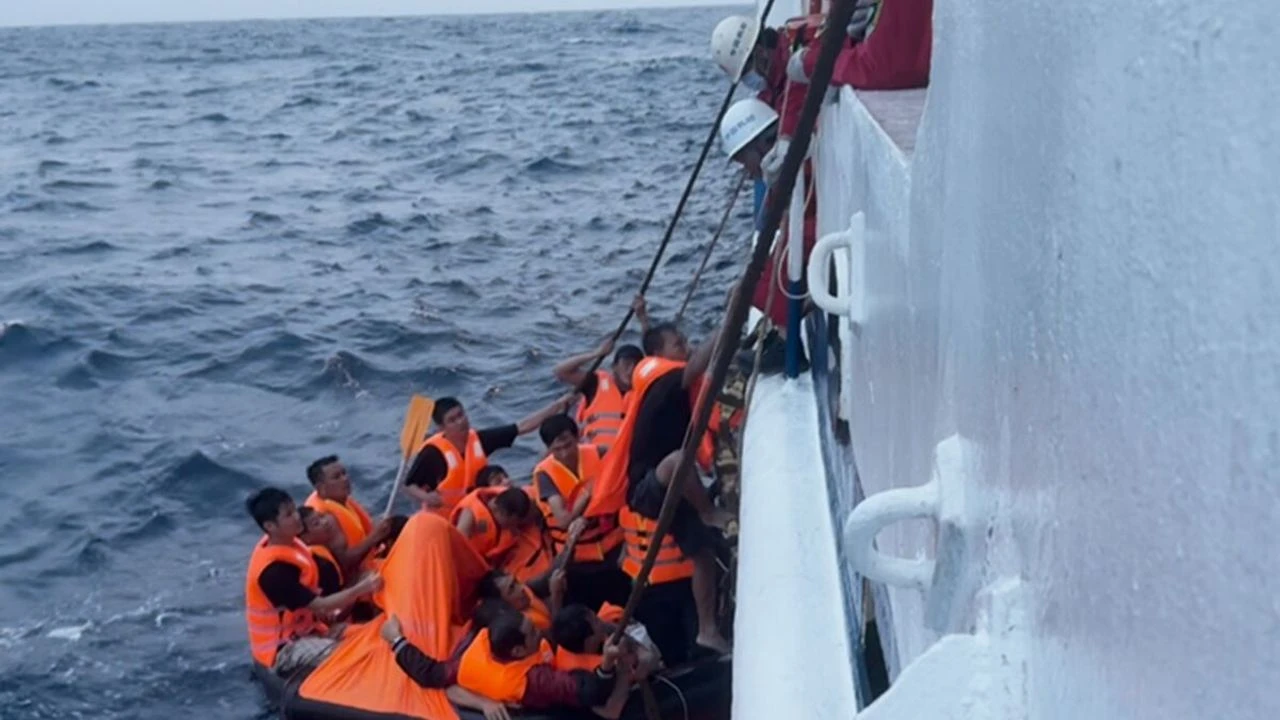 Güney Çin Denizi'nde Vietnam gemisi battı: 44 kişi kurtarıldı