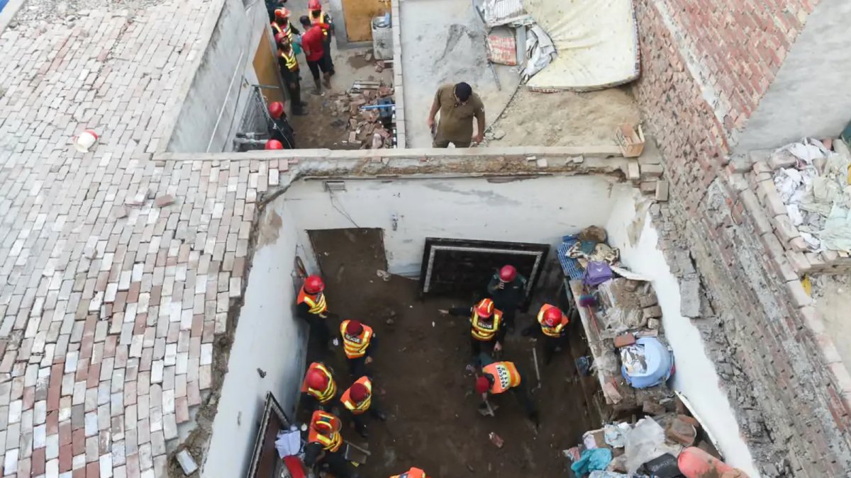 Pakistan'da dershanenin çatısı çöktü: 14 ölü