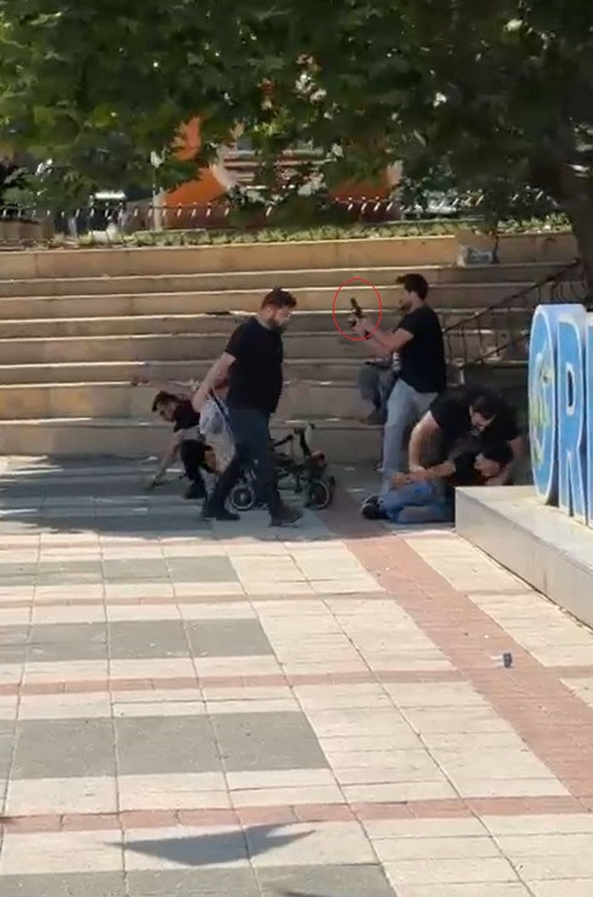 Sivil polisler bıçaklı kavgaya havaya ateş açarak müdahale etti