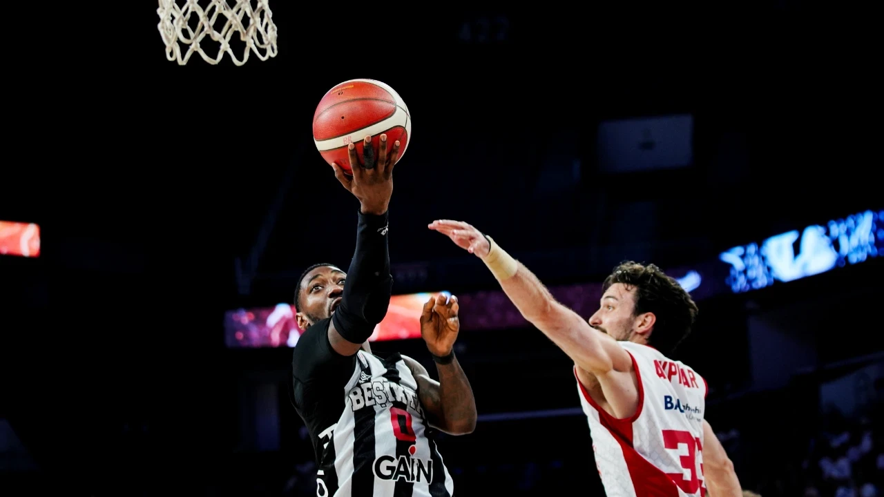 Bahçeşehir son topu kaçırdı, Beşiktaş seriyi son maça taşıdı! 71-73