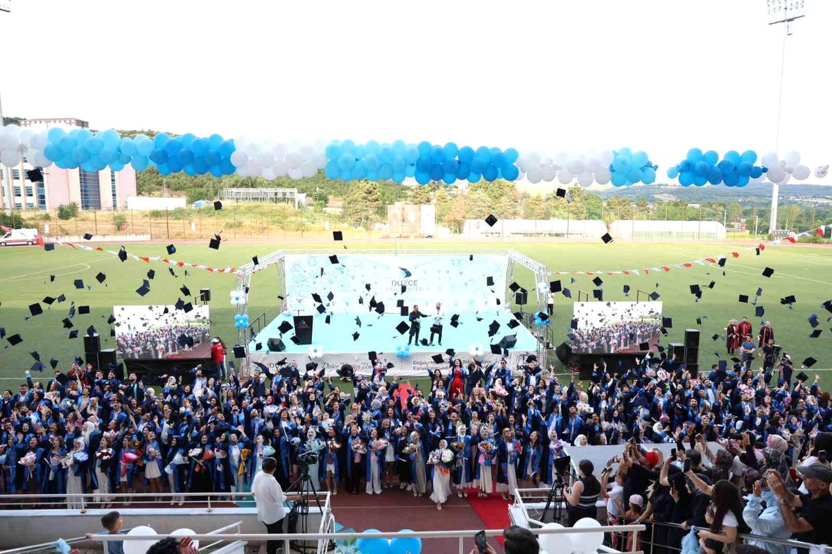Düzce Üniversitesi mezuniyet törenleri sona erdi