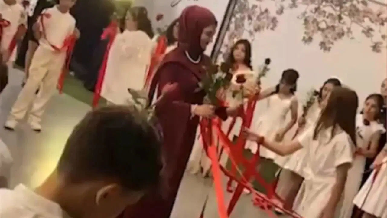 Bazı okullarda sosyal medya odaklı törenler tartışma yarattı: ‘Karne bir düğün seremonisi değildir’