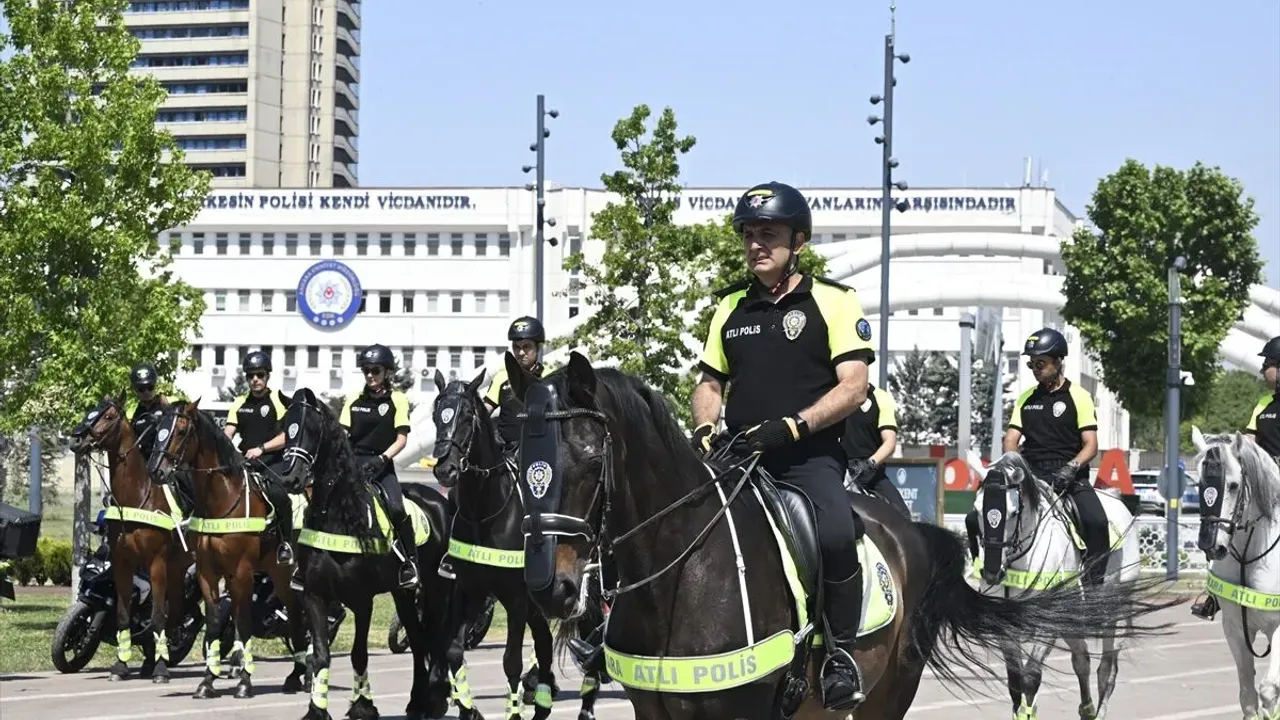 Ankara'da NATO Zirvesi öncesi atlı polisler devriye geziyor