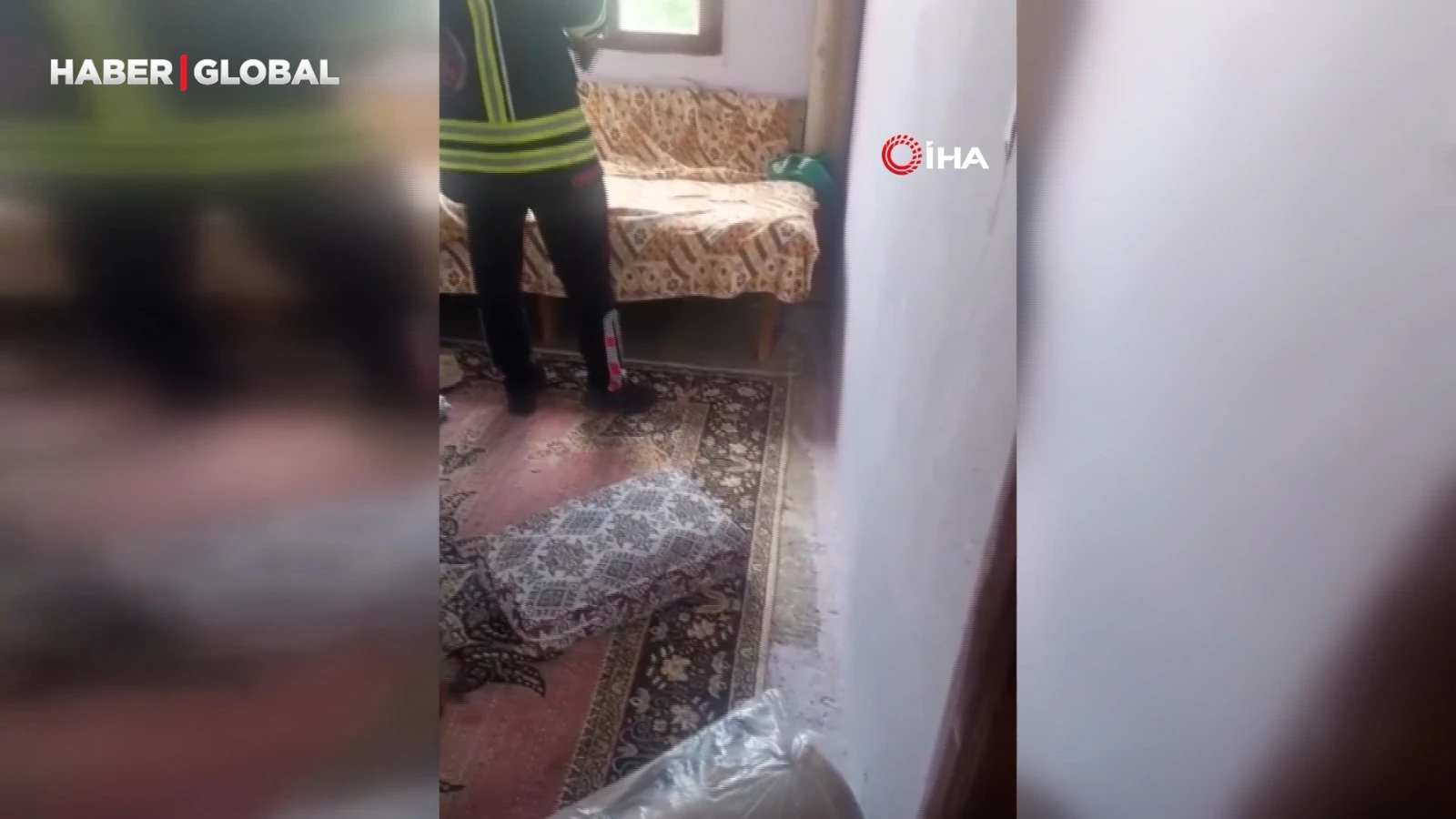 Yatak ve halıların arasına saklanan yılanın boyu şaşırttı
