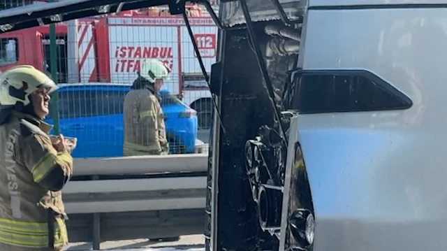 Avcılar'da seyir halindeki metrobüste yangın paniği