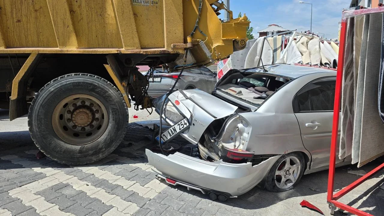 Freni patlayan kamyon dehşet saçtı: 4 araca çarparak durabildi
