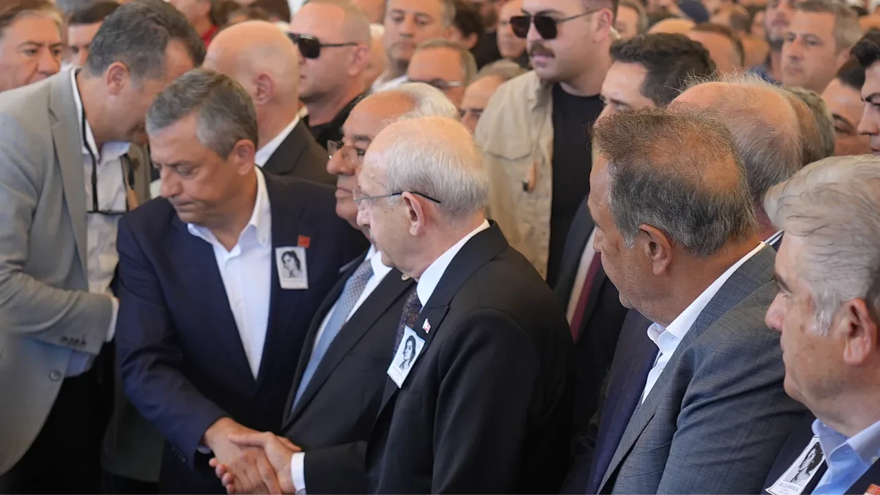 Cenazede soğuk rüzgarlar! Özgür Özel, Kemal Kılıçdaroğlu ile tokalaştı: Muharrem İnce'nin elini sıkmadı