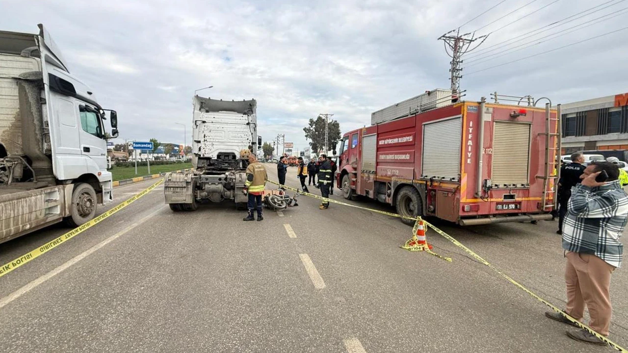 Hatay'da TIR'ın çarptığı motosikletteki anne ve 2 çocuğu yaralandı