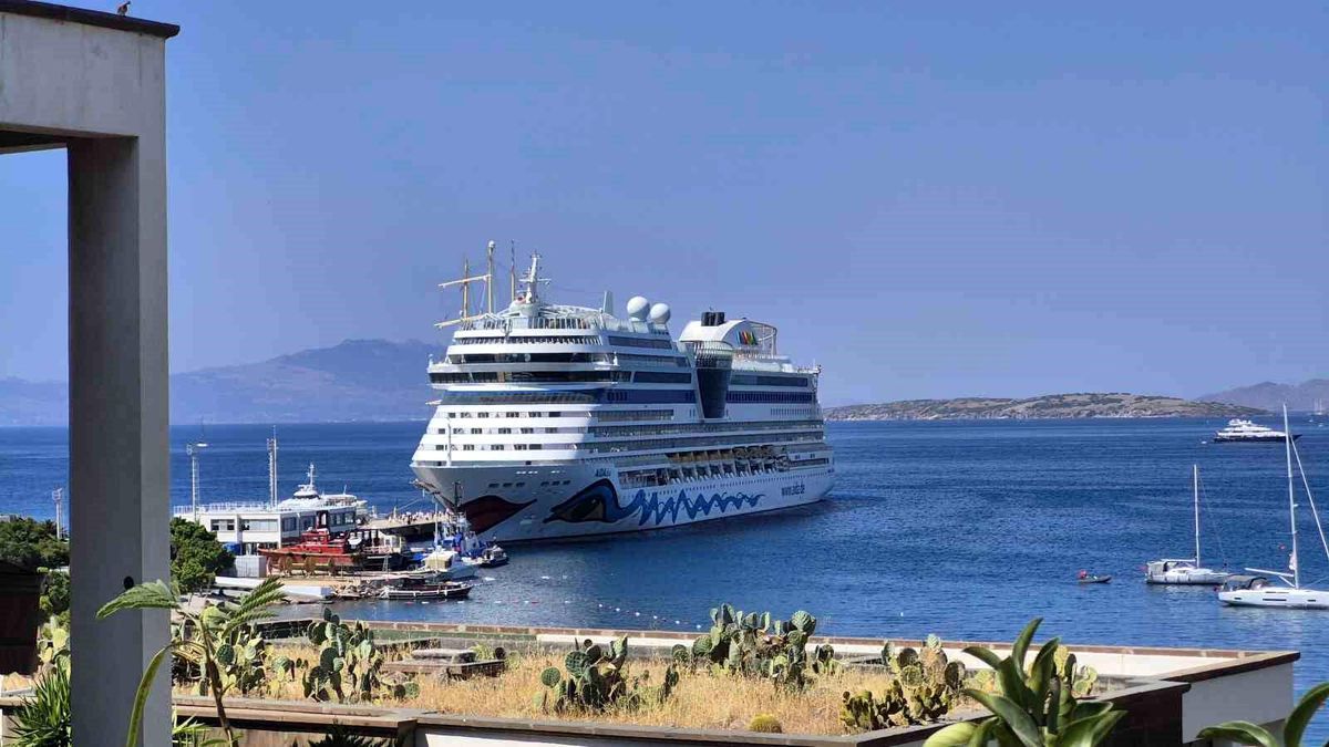 Bodrum'a 3 gemiyle 2 bin 761 turist geldi