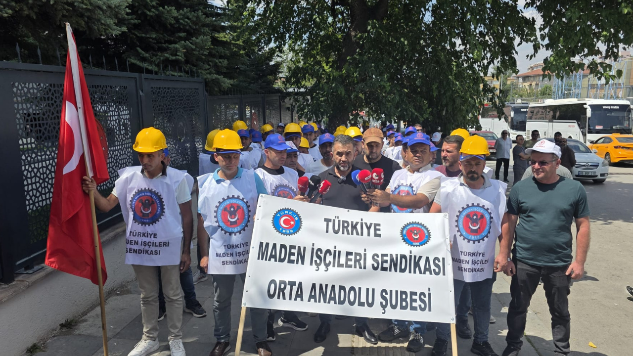 Madenciler bu kez Çalışma Bakanlığı önünden seslendi: 'Ödemeler yapılana kadar Ankara'dan ayrılmayacağız'