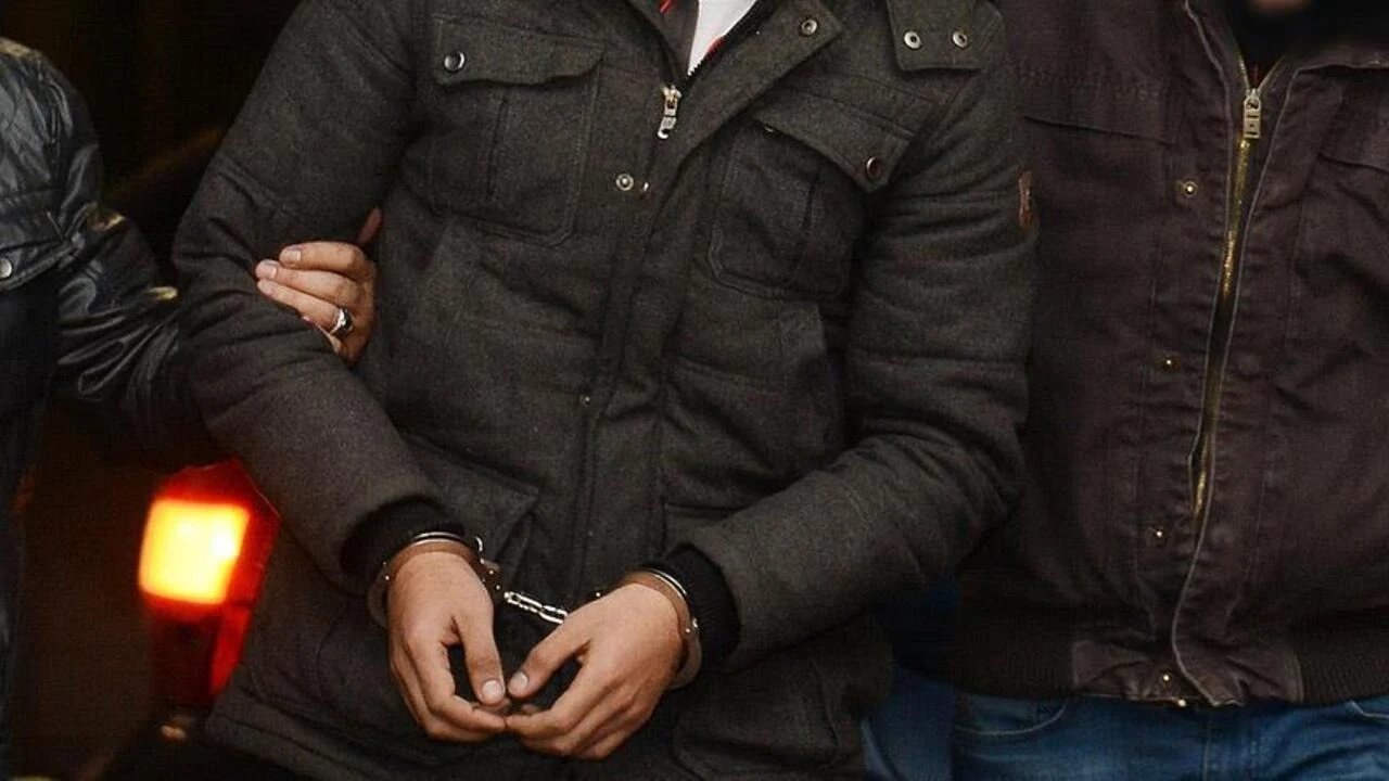 Uluslararası göçmen kaçakçısı İstanbul Havalimanı’nda yakalandı!