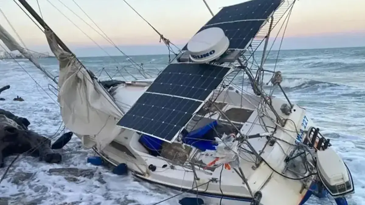 Mersin'de şiddetli fırtına! Tekne kıyıya vurdu