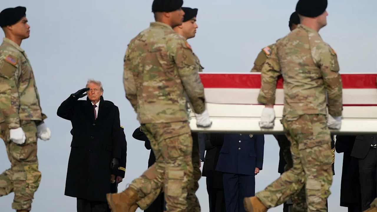 Trump, ölen 4 ABD askerinin cenazelerini karşıladı! İşte o anlar...