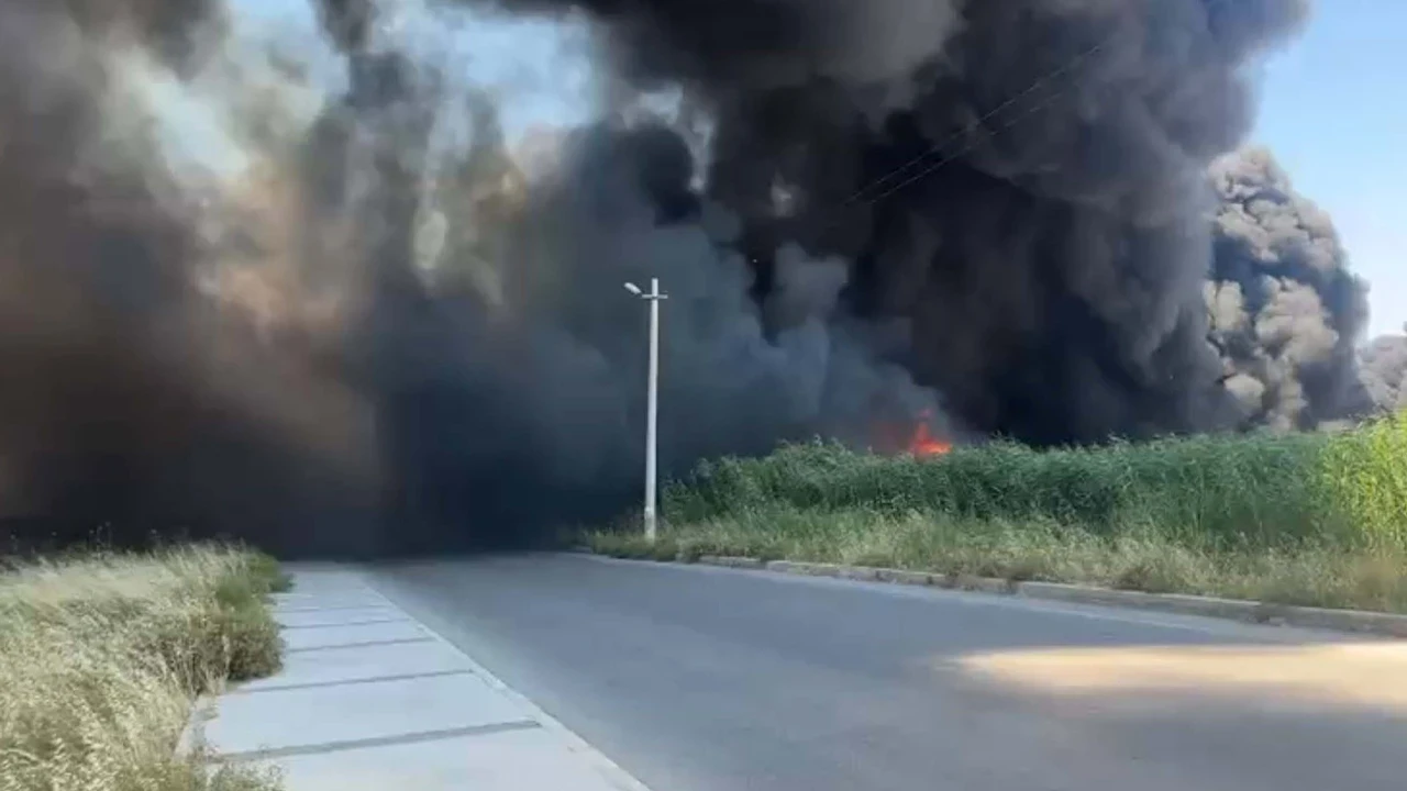 İzmir’de Korkutan Fabrika Yangını: Menemen’de Geri Dönüşüm Tesisi Alev Alev