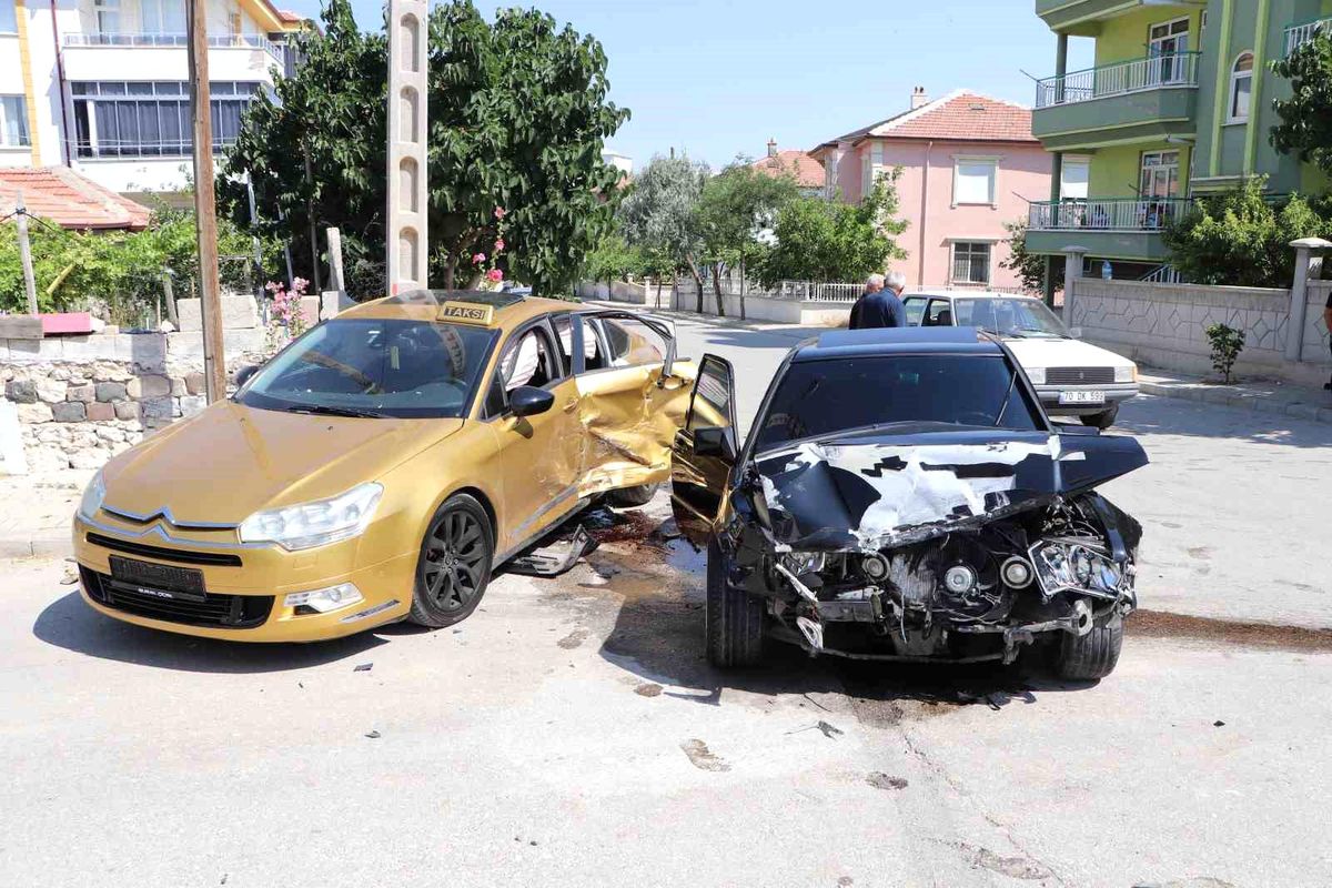 Karaman'da iki otomobilin çarpıştığı kazada 3 kişi yaralandı: Kaza anı kameraya yansıdı
