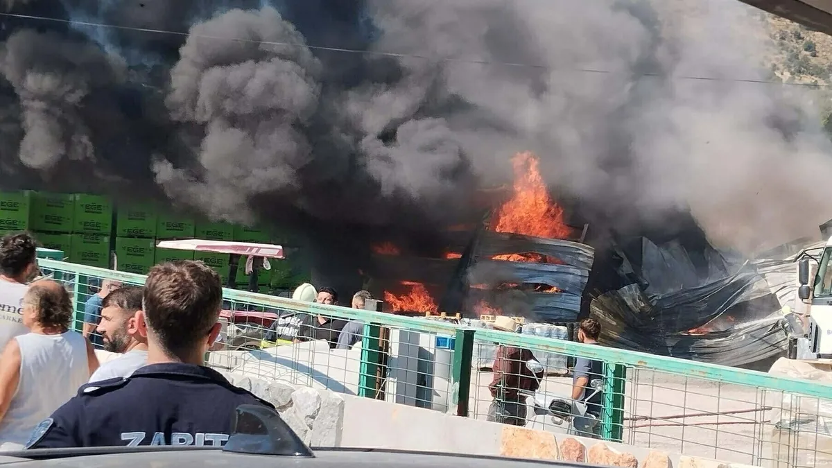 Bodrum'da yangın paniği: Yapı marketin deposu alevlere teslim oldu! 1 yaralı