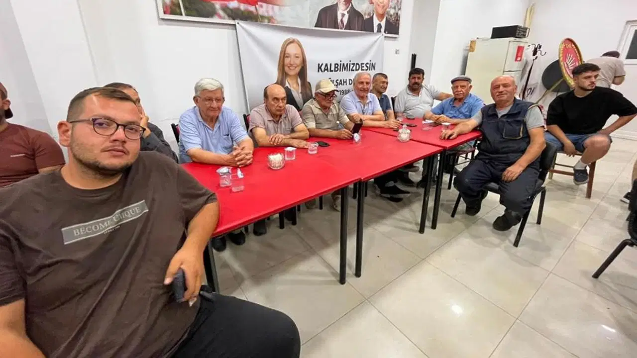 CHP Selendi İlçe Teşkilatından 150 kişi istifa etti: 'Genel Başkanımız Özgür Özel’in yanındayız'