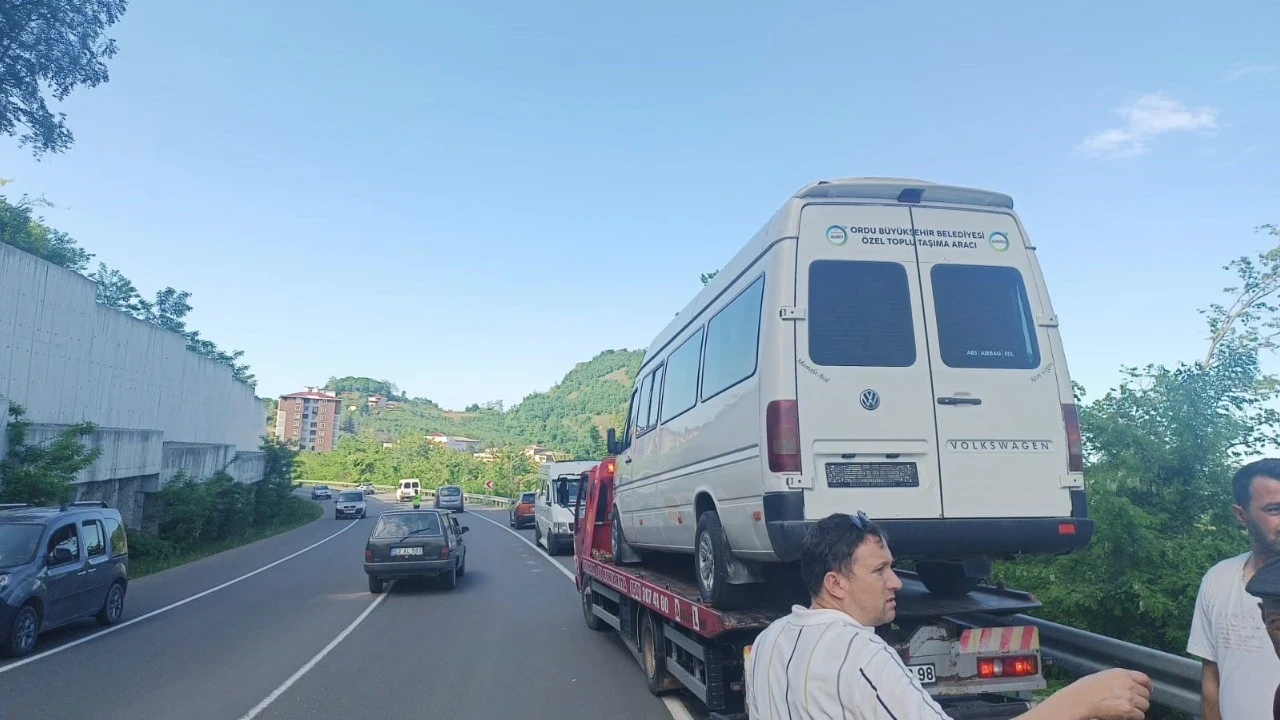 Direksiyon başında kalp krizi geçirdi: Şoför hayatını kaybetti, yolcular kurtuldu