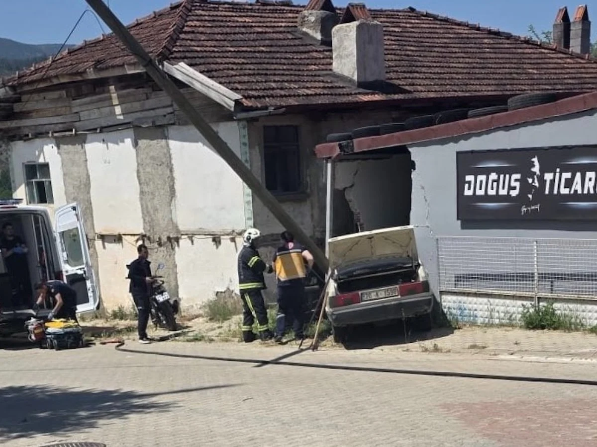 Denizli'de deponun duvarına çarpan otomobildeki karı koca hayatını kaybetti