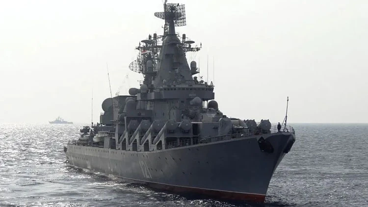 Rus savaş gemisi uyarı ateşi açtı: İngiliz çift yaşananları anlattı