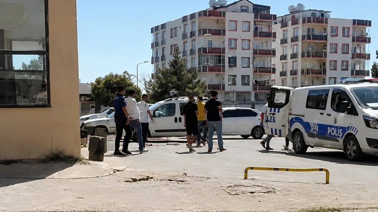 Yolunu kesip darbettikleri kişinin ruhsatlı tabancasını alıp kaçtılar