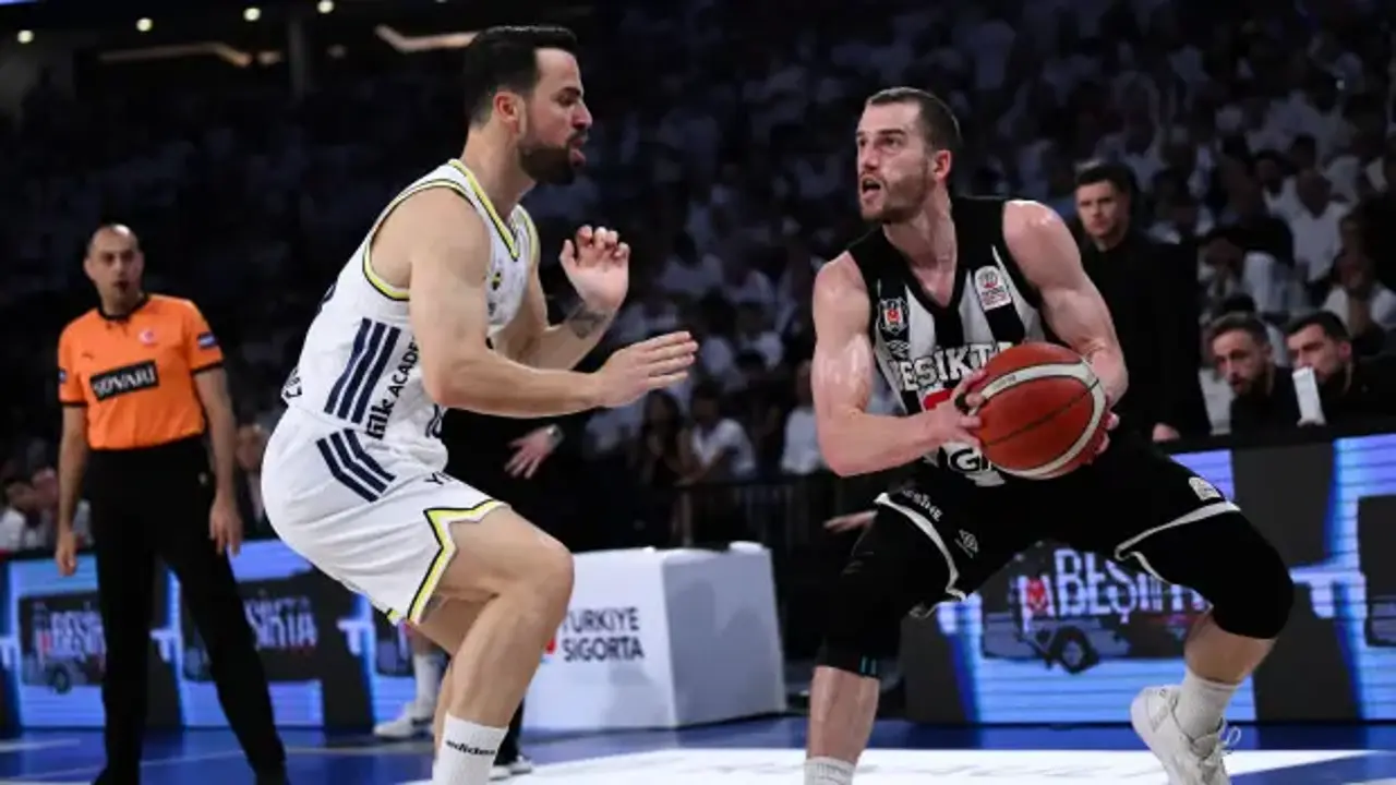 Beşiktaş'ı deviren Fenerbahçe seride öne geçti! Şampiyonluğa son bir maç