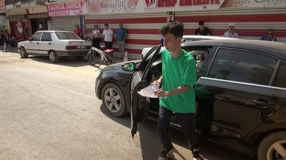 Sınav heyecanıyla el frenini unuttu: Adana'da YKS'ye yetişmeye çalışan adaydan ilginç görüntü