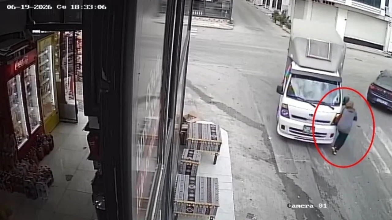 Kamyonetin savurduğu kadın yoğun bakıma kaldırıldı