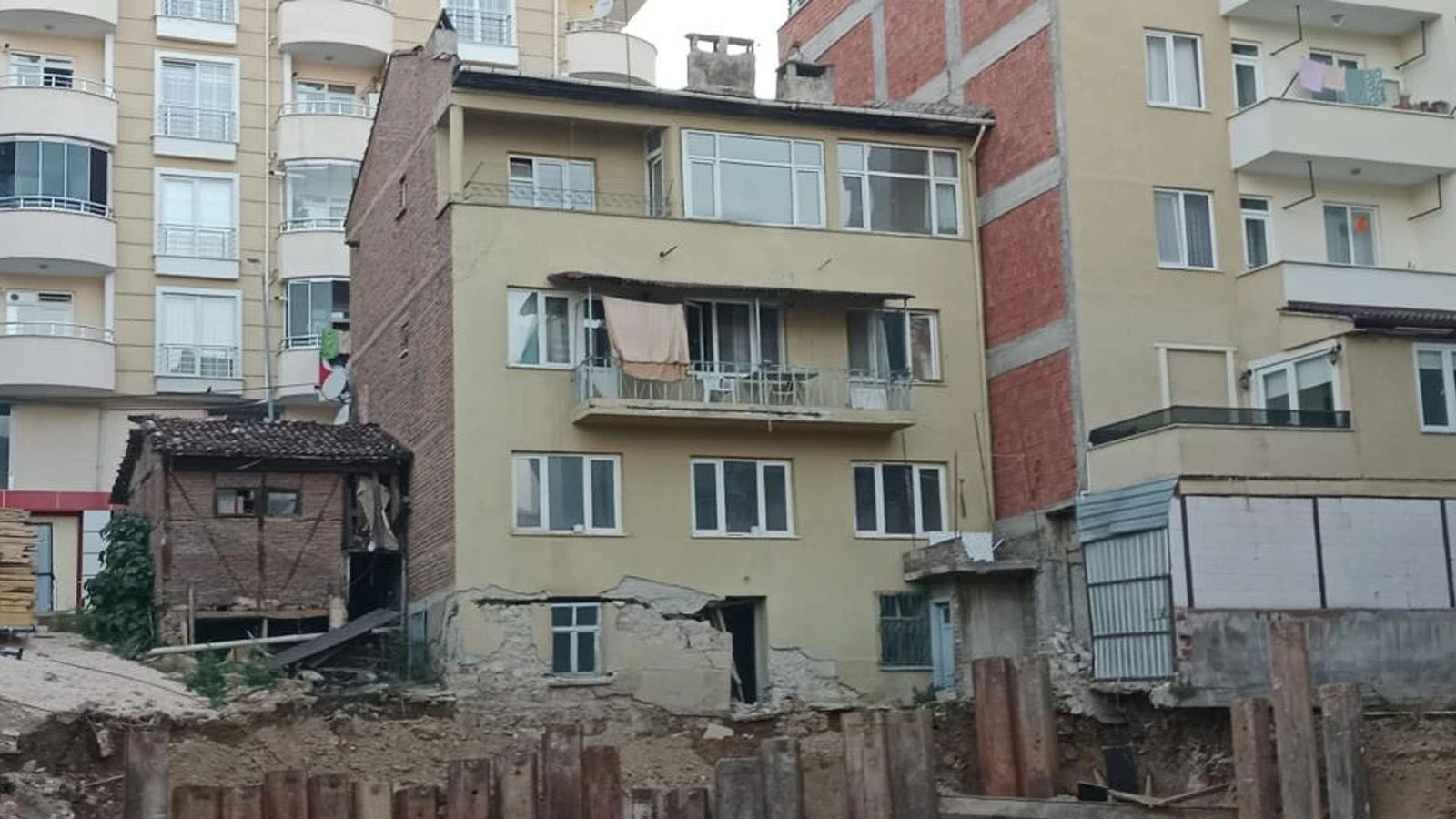 Bilecik'te inşaat sırasında binanın temeli kaydı: Apar topar tahliye edildiler