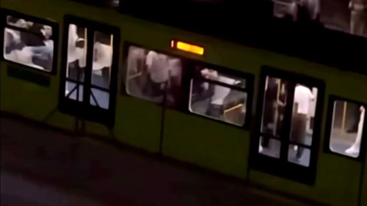Metroda tekmeli yumruklu kavga anı cep telefonu kamerasında!