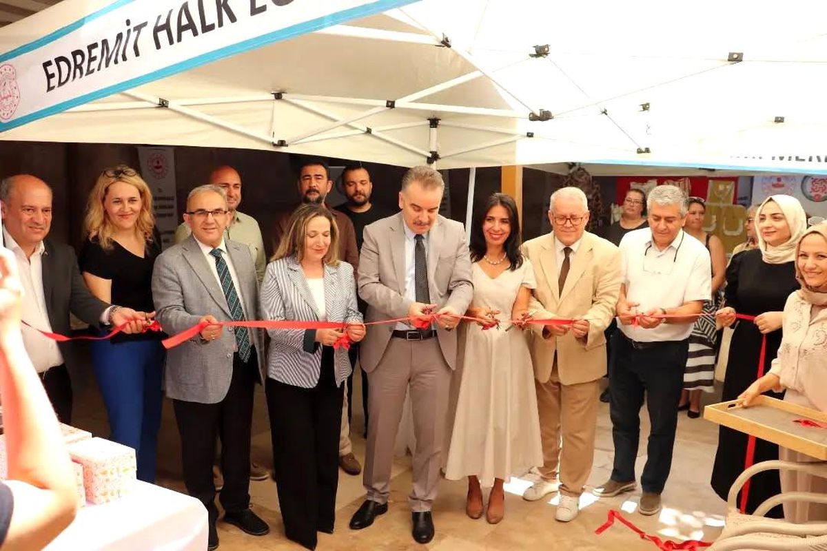Edremit'te kursiyerlerin el emeği göz nuru ürünleri sergilendi