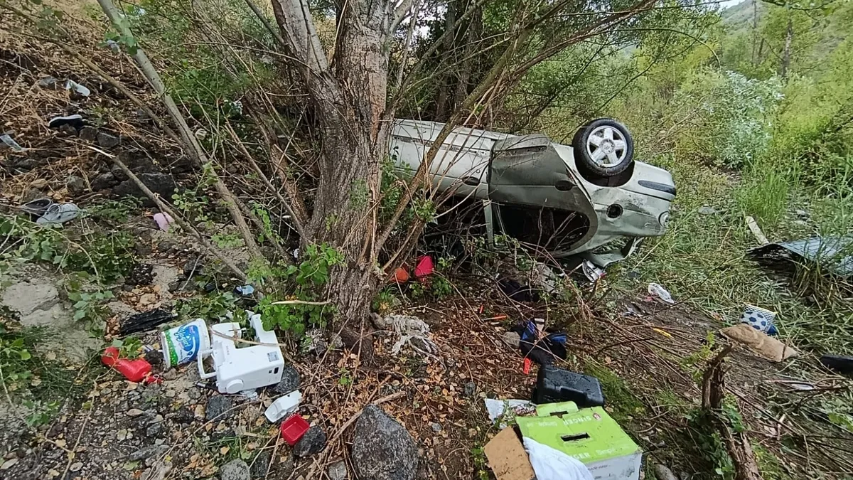 Devrilen otomobilde çocuk öldü, 4 kişi yaralandı