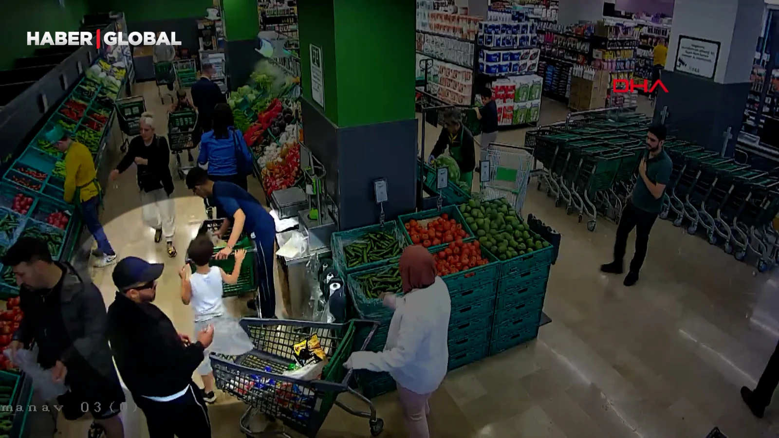 Başakşehir'de marketteki müşterinin altın ve döviz dolu çantasını böyle çaldılar