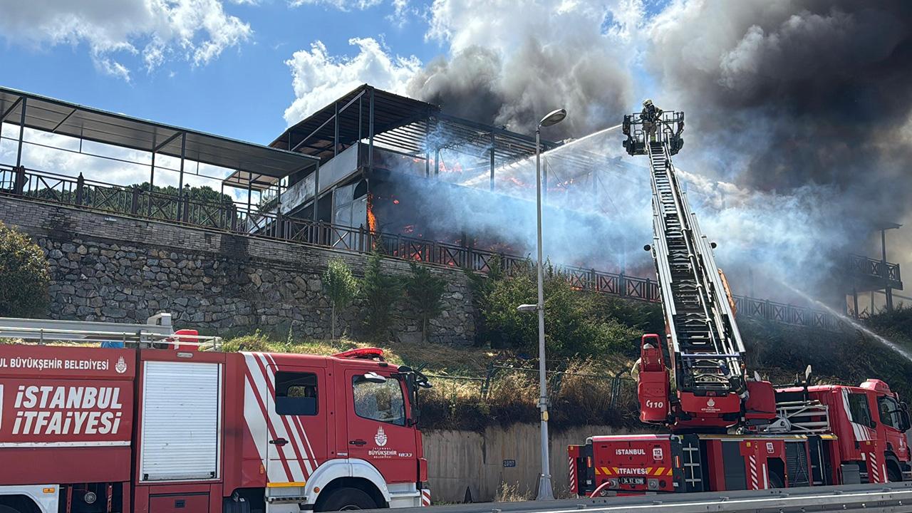 İstanbul Maltepe'de 2 katlı restoranda yangın