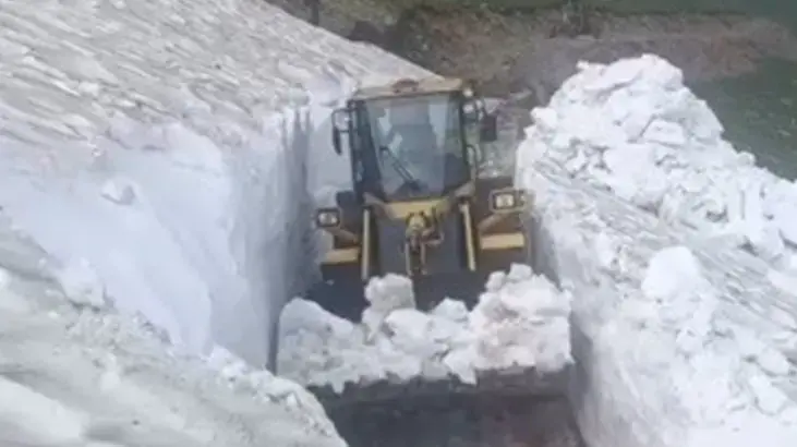 Yazın ortasında karla mücadele! Görüntüler Kars'tan