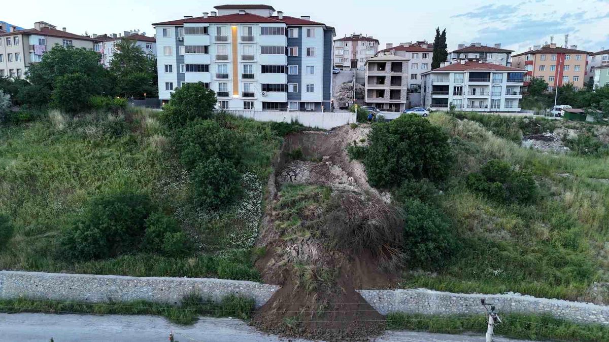 Karabük'te heyelan tehlikesi: Toprak kütlesi yola indi