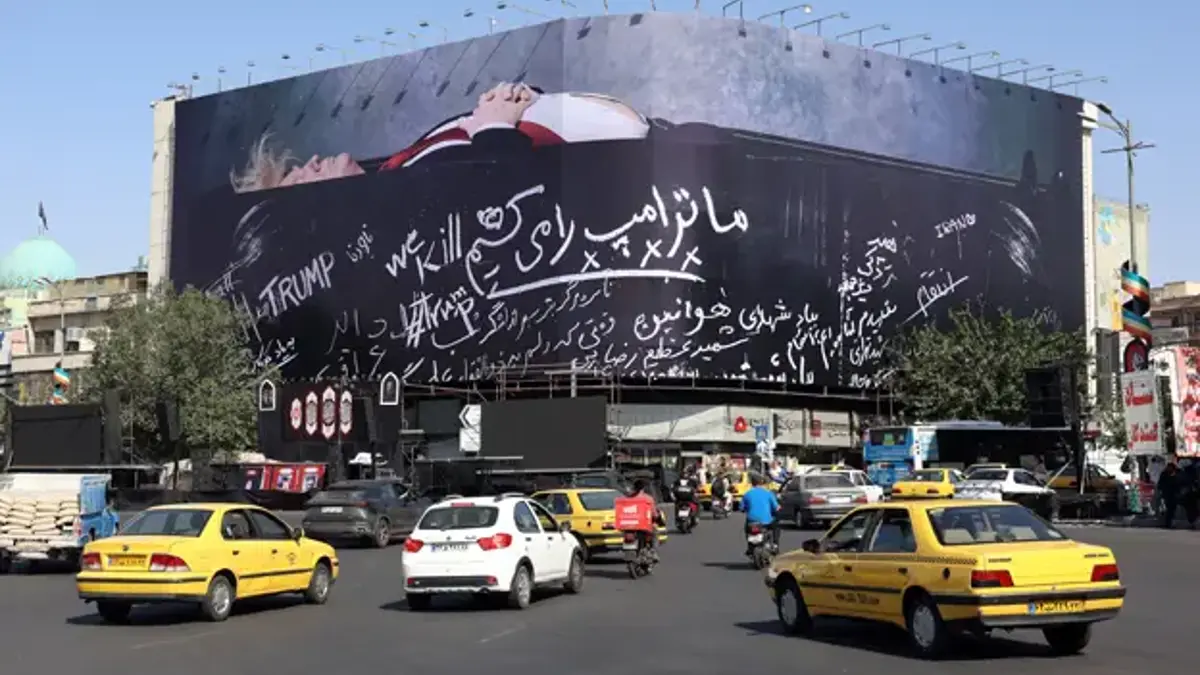 Tahran sokaklarında 'tabutta yatan Trump' afişi