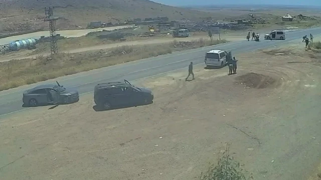 Film sahnesi değil gerçek: Araçları yol kenarına çekip çatıştılar