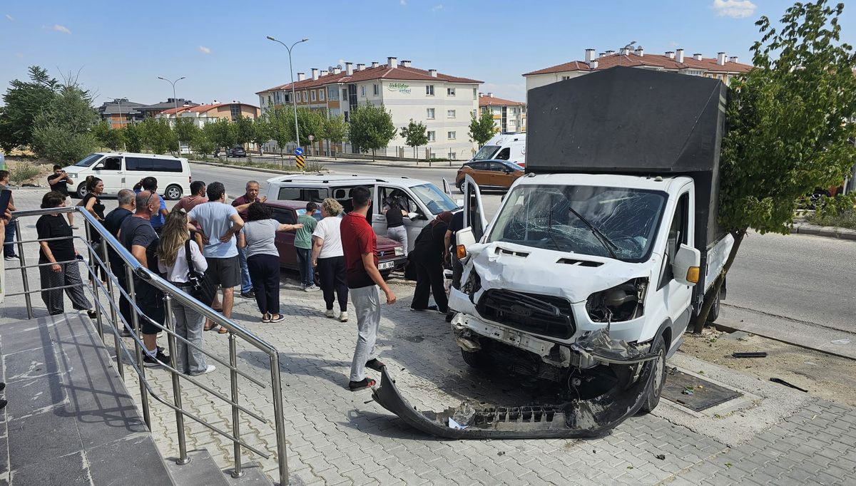 Eskişehir'de kamyonet ve minibüs çarpıştı; 7 yaralı