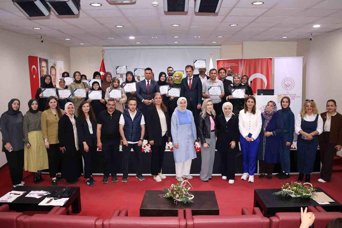 Erzurum'da "Benim köklü ailem" projesinde sertifika heyecanı