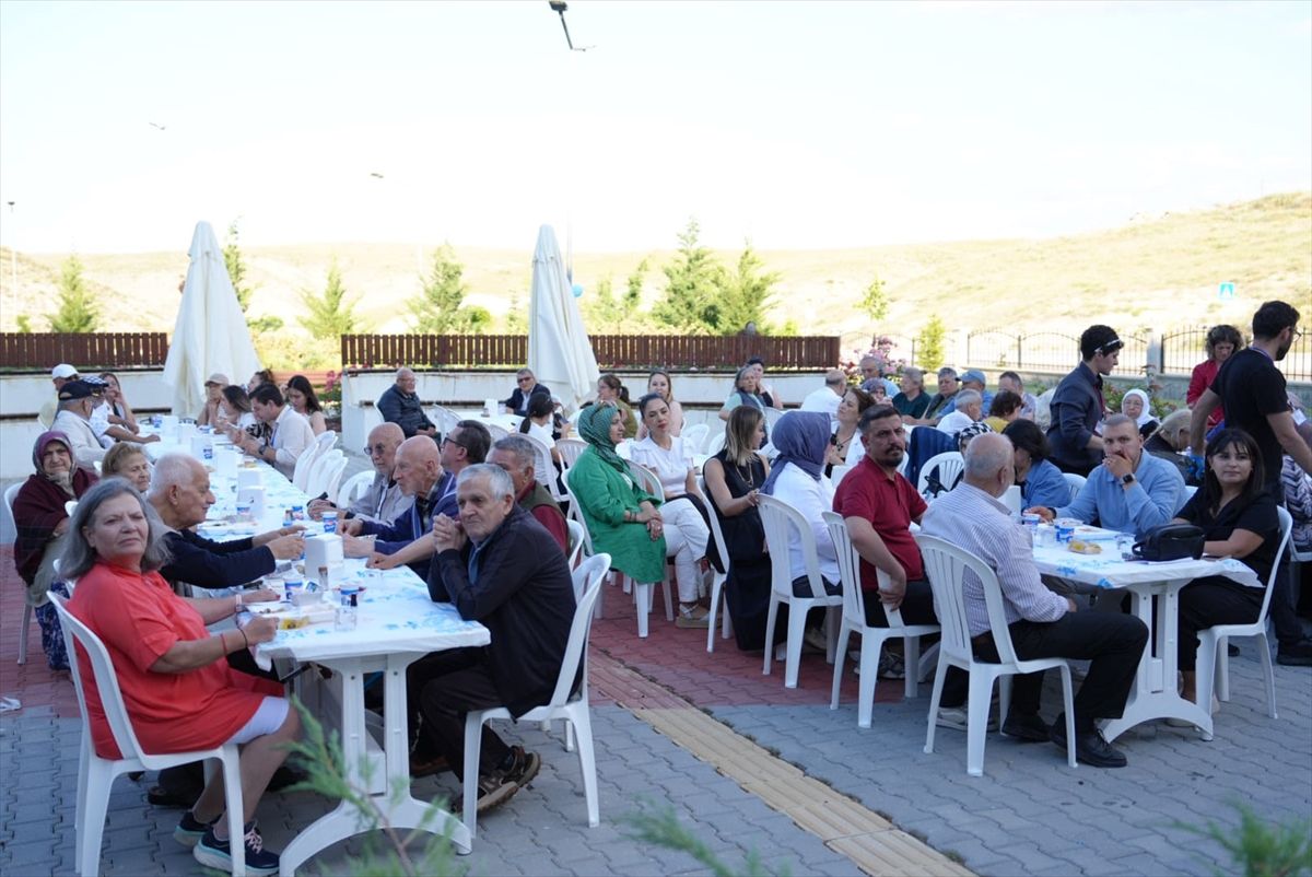 Beypazarı Belediye Başkanı Kasap, Babalar Günü dolayısıyla huzurevini ziyaret etti