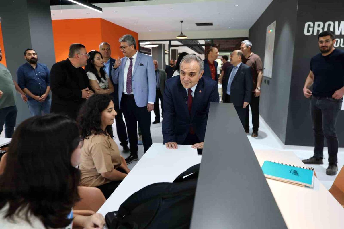 ERÜ'nün yenilenen Kadir Has Merkez Kütüphanesi hizmete açıldı