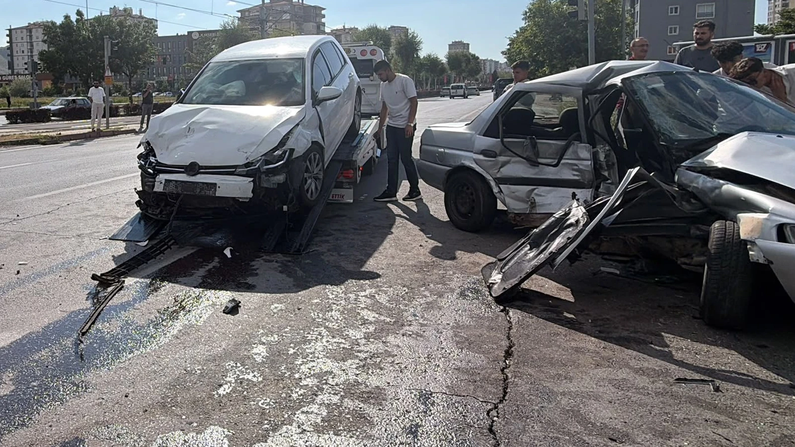 Kayseri’de zincirleme kazada otomobil kağıt gibi ezildi