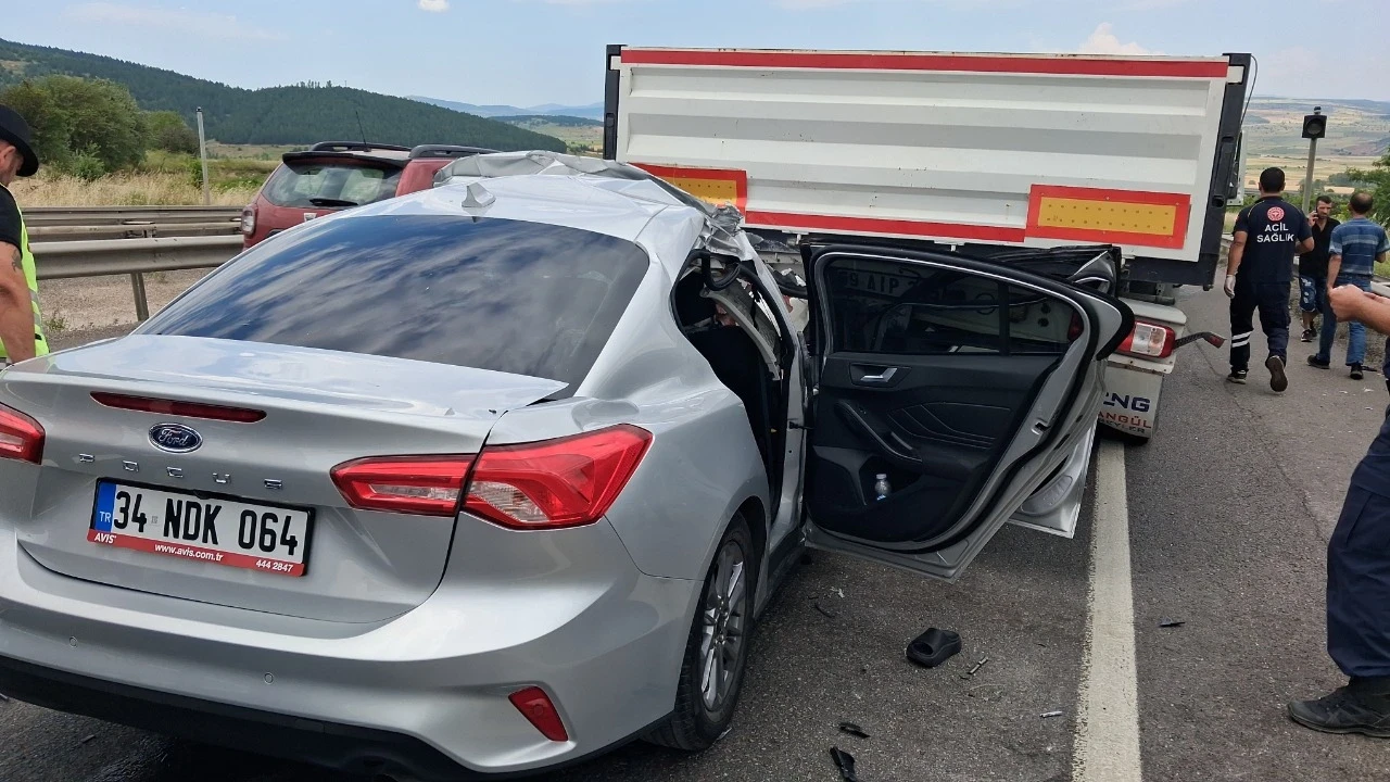 Korkunç kaza! Otomobil TIR'a arkadan saplandı: Ölü ve yaralılar var