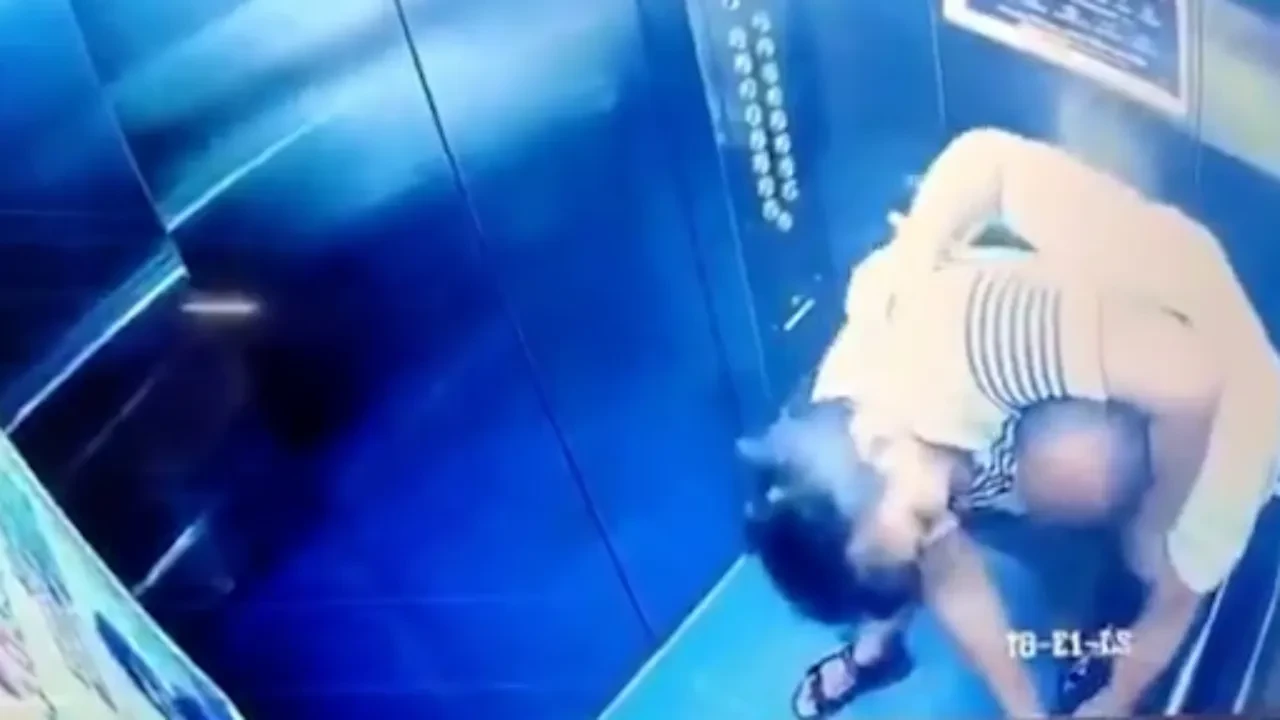 Eski yöneticiler asansörde kavgaya tutuştu! Saçından tuttu, yumruk attı, sarılıp kaldı: Şoke eden anlar kamerada