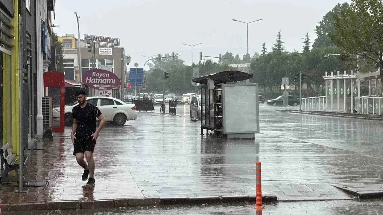 Sakarya’yı sağanak vurdu: Su birikintileri oluştu
