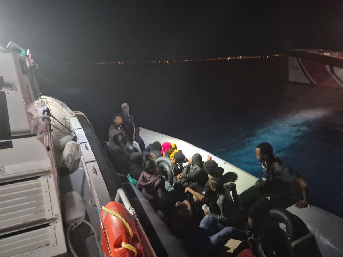 Dikili'de 14 Düzensiz Göçmen Yakalandı