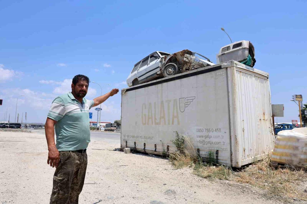 'Emanet bizde namustur' diyen esnaf, arkadaşının Toros'unu hırsızlardan koruyabilmek için forkliftle konteynerin üzerine..