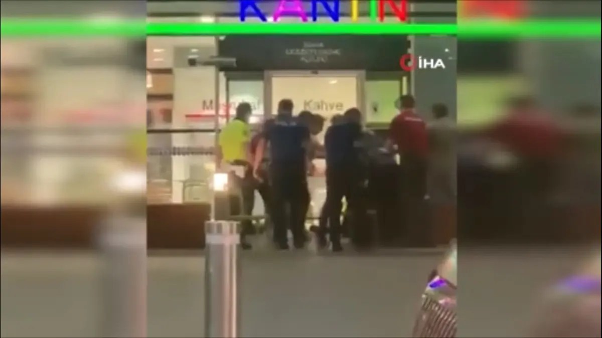Havalimanında korku dolu anlar! Bıçaklı saldırı girişimi: 4 polis yaralandı