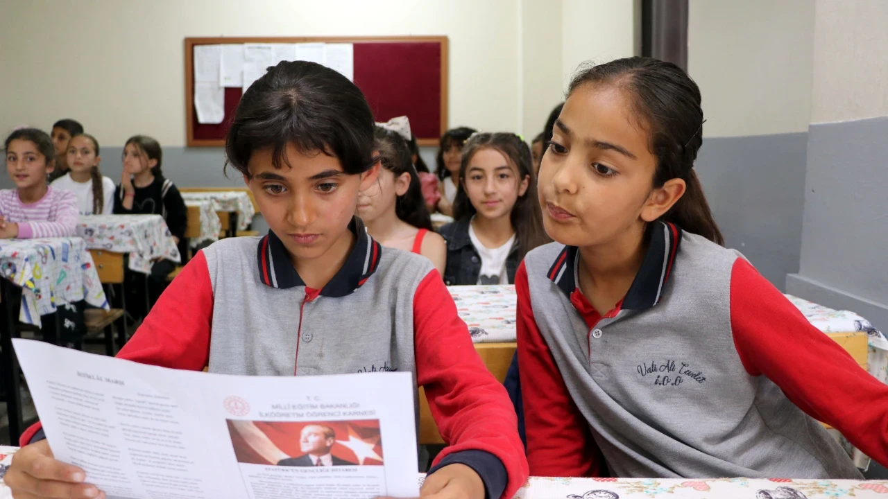 3 yıl boyunca tek başına okudu...İlk kez arkadaşlarıyla karne aldı